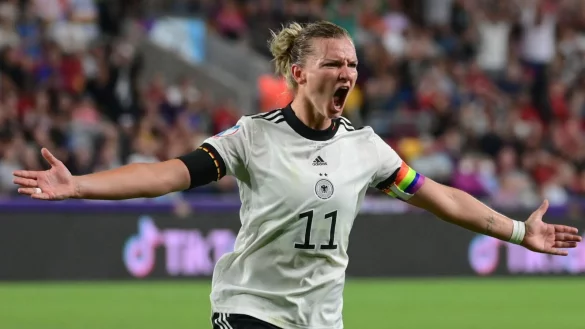 Deutschlands Alexandra Popp beim Torjubel. - © Sebastian Gollnow/dpa