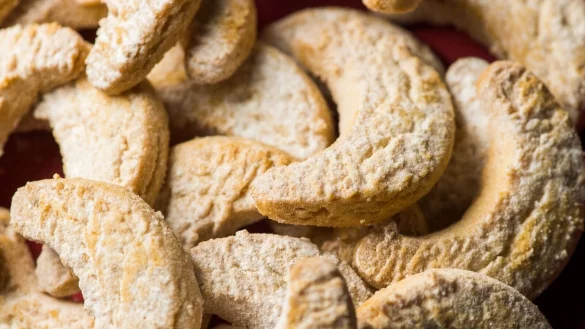 Eigentlich kommt in Vanillekipferl Eigelb - doch es geht auch ohne. - &copy; Christophe Gateau/dpa/dpa-tmn