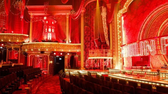 Das B&uuml;hnenbild des Musicals &laquo;Moulin Rouge&raquo; im Musical Dome orientiert sich an dem ber&uuml;hmten Variete in Paris. - &copy; Thomas Banneyer/dpa