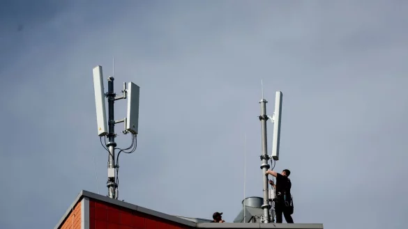 Laut einer Auflage von 2019 m&uuml;ssen deutsche Handynetz-Betreiber bis Jahresende in 500 Gebieten &laquo;wei&szlig;e Flecken&raquo; schlie&szlig;en. - &copy; Christoph Soeder/dpa