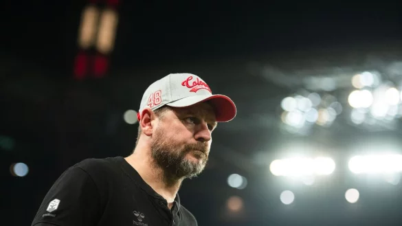 K&ouml;lns Trainer Steffen Baumgart steht vor einem Spiel im Stadion. - &copy; Marius Becker/dpa/Archivbild