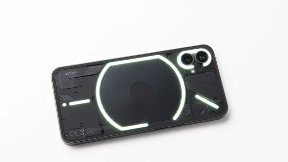 Hingucker Nothing Phone: Die LED-Streifen unter der transparenten R&uuml;ckseite lassen sich individuell programmieren. - &copy; Stiftung Warentest/dpa-tmn