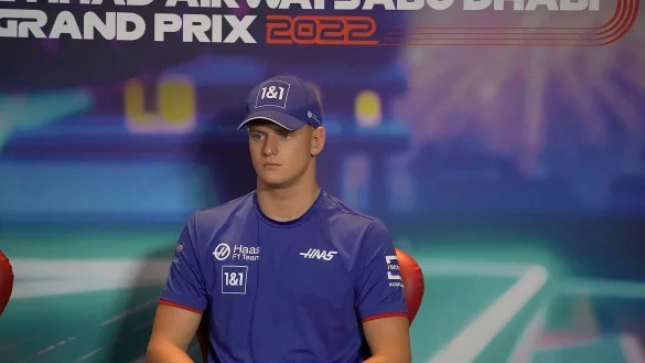 Mick Schumacher stellt sich nach seinem Aus beim Team Haas den Fragen der Journalisten. - &copy; Hasan Bratic/dpa