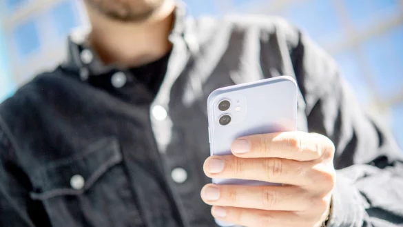 Hoffentlich braucht man so eine Warnung nie. Im Notfall sollte sie aber funktionieren. Deshalb kommt am 8. Dezember 2022 um 11.00 Uhr eine Test-Warnung per Cell Broadcast aufs Smartphone. - &copy; Zacharie Scheurer/dpa-tmn