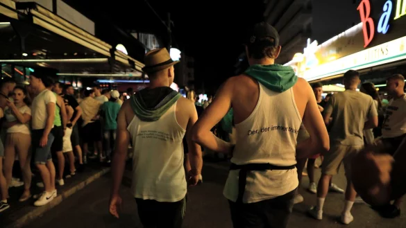 Vorwiegend junge Leute gehen durch die Schinkenstra&szlig;e im Party-Viertel Ballermann auf Mallorca. - &copy; Clara Margais/dpa