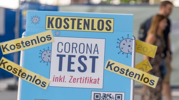 Kostenlose Corona-Schnelltests sollen vorerst noch bis Ende Februar 2023 m&ouml;glich bleiben - aber in kleinerem Umfang als bisher. - &copy; Peter Kneffel/dpa