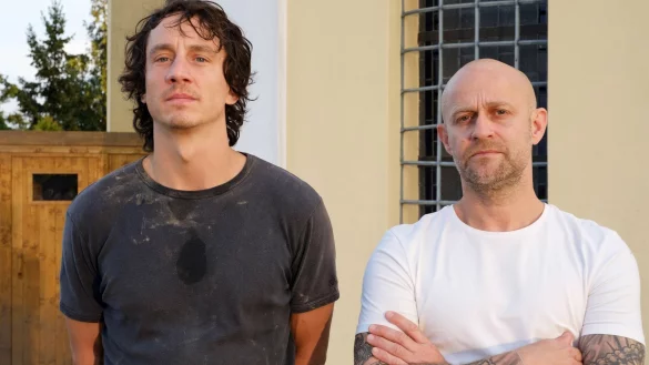 Der Bestatter Max Broll (Laurence Rupp, l.) und sein Freund Kai Baroni (J&uuml;rgen Vogel, r.). - &copy; Petro Domenigg Filmstills.At Kg/ZDF/dpa