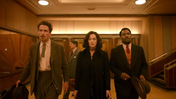 Christian Bale (l) als Burt, Margot Robbie als Valerie und John David Washington als Harold in einer Szene des Films &laquo;Amsterdam&raquo;. - &copy; -/Walt Disney Company/dpa
