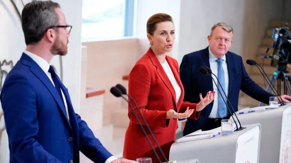K&uuml;rzlich noch Rivalen, jetzt Regierungspartner: Jakob Ellemann-Jensen (v.l.), Mette Frederiksen und Lars L&oslash;kke Rasmussen. - &copy; Mads Claus Rasmussen/Ritzau Scanpix/AP/dpa