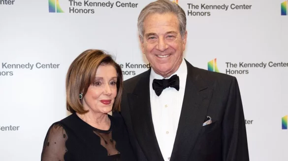 Die Sprecherin des Repräsentantenhauses, Nancy Pelosi, und ihr Ehemann Paul Pelosi. - © Kevin Wolf/AP/dpa