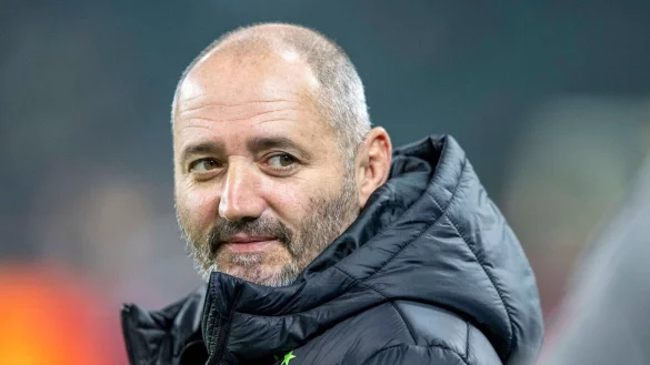 Oliver Neuville betritt das Stadion. - © David Inderlied/dpa/Archivbild