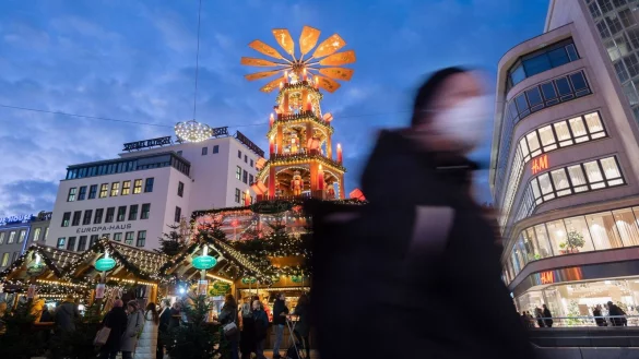 Nicht nur Corona, auch Influenza ist derzeit verst&auml;rkt im Umlauf. Angesichts der bevorstehenden Weihnachtstage ruft das Robert Koch-Institut (RKI) zu besonderer R&uuml;cksichtnahme auf. - &copy; Julian Stratenschulte/dpa/Archiv