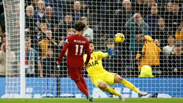 Traf zweimal gegen Tottenham: Liverpools Matchwinner Mohamed Salah (l). - © David Cliff/AP/dpa