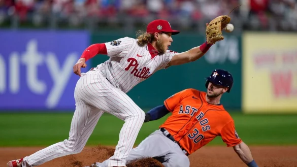 Kyle Tucker von den Houston Astros ist sicher an der dritten Base hinter Alec Bohm, dem dritten Baseman der Philadelphia Phillies. - &copy; Matt Slocum/AP/dpa