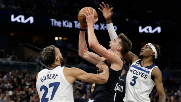 Franz Wagner (M) und seine Magic kassierten gegen die Timberwolves die nächste Niederlage. - © Kevin Kolczynski/AP/dpa