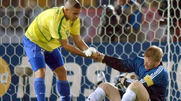 Der brasilianische Stürmer Ronaldo hilft im WM-Finale 2002 dem DFB-Torhüter Oliver Kahn auf die Beine. - © Oliver Berg/dpa
