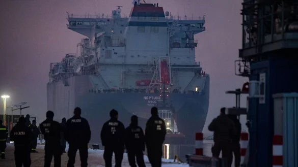 Die &laquo;Neptune&raquo; f&auml;hrt in den Hafen von Lubmin. Das Spezialschiff kann LNG aufnehmen, erw&auml;rmen und gasf&ouml;rmig machen. - &copy; Stefan Sauer/dpa