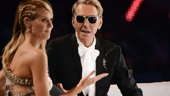 Wolfgang Joop sitzt neben Heidi Klum beim Finale der Fernsehshow &laquo;Germany's next Topmodel&raquo; (GNTM). - &copy; Henning Kaiser/dpa