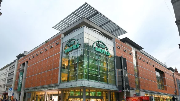 Menschen laufen vor dem Warenhaus Galeria Karstadt Kaufhof in der Innenstadt. - © Waltraud Grubitzsch/dpa/Symbolbild