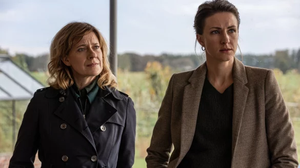 Irene Gaup (Caroline Peters, l) und Julia Jungklausen (Natalia Belitski, r) kl&auml;ren gemeinsam den Fall um eine verschwundene Romanautorin. - &copy; Maor Waisburd/ZDF/dpa