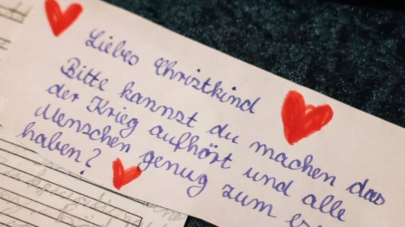 Ein Wunschzettel eines Kindes h&auml;ngt in der Christkindpostfiliale der Deutschen Post. - &copy; Oliver Berg/dpa/Archivbild
