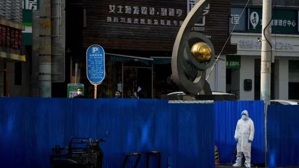 Peking hat Stadtparks geschlossen und andere Einschr&auml;nkungen verh&auml;ngt, da das Land mit einer neuen Welle von Covid-19-F&auml;llen konfrontiert ist. - &copy; Andy Wong/AP/dpa