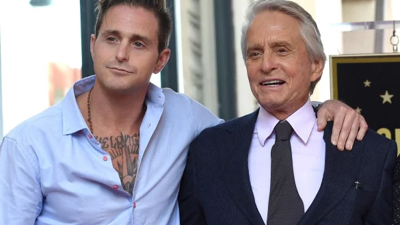 Der Schauspieler Michael Douglas (r) und sein Sohn Cameron wollen sich die Kamera teilen. - &copy; Chris Pizzello/Invision via AP/dpa