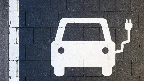 Ein Symbol markiert einen Parkplatz an einer Ladesäule für Elektroautos. - © Julian Stratenschulte/dpa