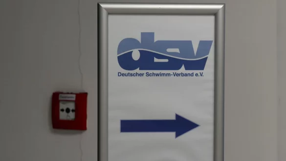 Ein Aufsteller mit dem Logo des Deutschen Schwimm-Verbandes (DSV. - &copy; Peter Endig/dpa-Zentralbild/dpa-mag