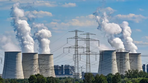 Wasserdampf steigt aus den Kühltürmen des Braunkohlekraftwerks Jänschwalde der Lausitz Energie Bergbau AG (LEAG). - © Patrick Pleul/dpa