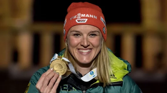 Denise Herrmann-Wick freut sich bei der Siegerehrung 2019 &uuml;ber WM-Gold. - &copy; Sven Hoppe/dpa
