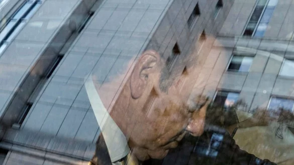 Der Schauspieler Kevin Spacey verl&auml;sst Ende Oktober ein Gerichtsgeb&auml;ude in New York. Eine US-Jury hatte den Hollywood-Star dort in einem Zivilprozess von den Vorw&uuml;rfen sexueller &Uuml;bergriffe freigesprochen. - &copy; Andres Kudacki/AP/dpa