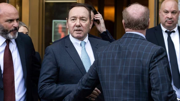 Kevin Spacey verl&auml;sst das Gericht in New York. - &copy; Yuki Iwamura/AP/dpa