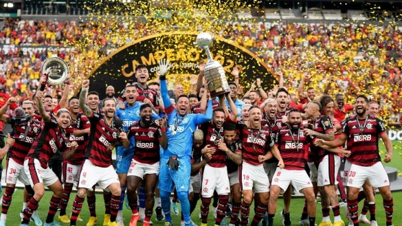 Die Spieler des brasilianischen Teams Flamengo feiern mit dem Pokal nach dem Sieg im Endspiel. - © Fernando Vergara/AP/dpa