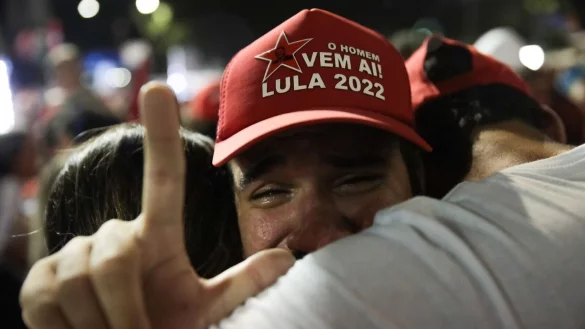 Eine Lula-Unterst&uuml;tzerin feiert seinen Wahlsieg. - &copy; Fernando Souza/dpa