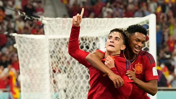 Die Spanier um Supertalent Gavi (l) &uuml;berzeugten gegen Costa Rica. - &copy; Pavel Golovkin/AP/dpa