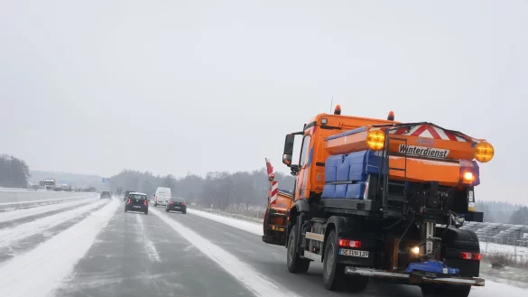 Ein R&auml;um- und Streufahrzeug ist auf der Autobahn A7 zwischen Kiel und Hamburg unterwegs. - &copy; Christian Charisius/dpa