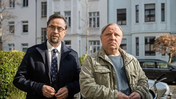 Der Rechtsmediziner Prof. Karl-Friedrichs Boerne (Jan Josef Liefers, l) und Kommissar Frank Thiel (Axel Prahl) wohnen T&uuml;r an T&uuml;r in dem TV-Krimi &laquo;Tatort: Ein Freund, ein guter Freund&raquo;. - &copy; Valentin Menke/WDR/dpa