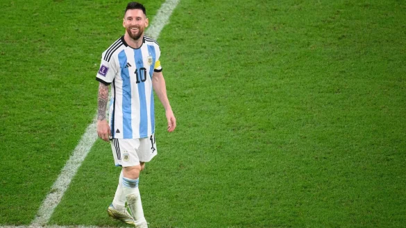 Argentiniens Lionel Messi lacht nach dem Sieg gegen Kroatien bei der WM in Katar. - &copy; Robert Michael/dpa