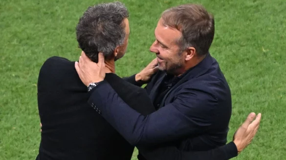 Kleiner Plausch nach dem Spiel zwischen Bundestrainer Hans-Dieter Flick und Spaniens Trainer Luis Enrique. - &copy; Robert Michael/dpa