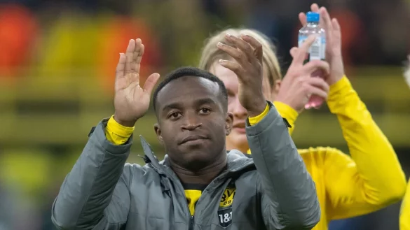 Hat allen Grund zum Applaudieren: Dortmunds Torschütze Youssoufa Moukoko. - © Bernd Thissen/dpa