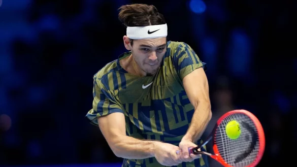Taylor Fritz setzte sich in zwei Sätzen gegen Rafael Nadal durch. - © Antonio Calanni/AP/dpa
