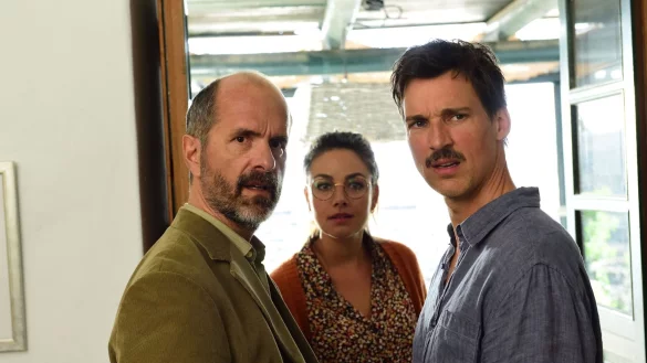 Christoph Maria Herbst (v.l.n.r.), Janina Uhse und Florian David Fitz in einer Szene des Films &laquo;Der Nachname&raquo;. - &copy; J&uuml;rgen Olczyk/Constantin Film Verleih/dpa