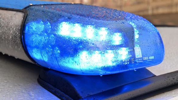 Ein Streifenwagen der Polizei steht mit eingeschaltetem Blaulicht an einem Einsatzort. - &copy; Carsten Rehder/dpa/Symbolbild