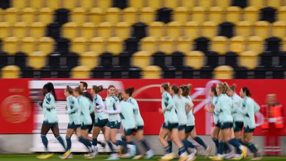 Die Spielerinnen w&auml;hrend einer Laufeinheit. - &copy; Robert Michael/dpa