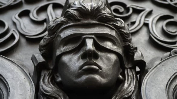 Eine Figur der blinden Justitia. - &copy; Sonja Wurtscheid/dpa/Symbolbild