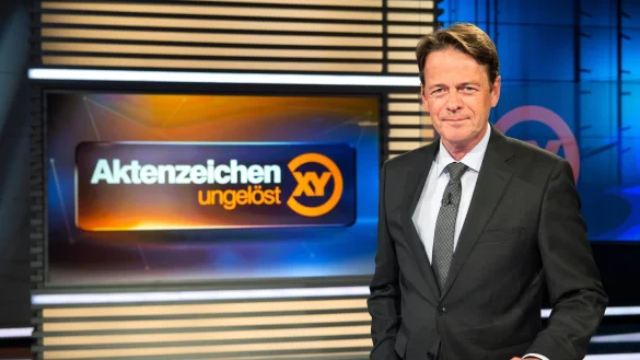 Der ZDF-Moderator Rudi Cerne führt durch die Sendung «Aktenzeichen XY ... ungelöst». - © Sina Schuldt/dpa