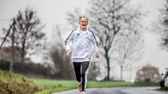Klemens Wittig l&auml;uft auf einer Stra&szlig;e. - &copy; Dieter Menne/dpa