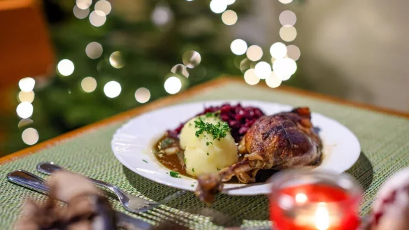 Eine Portion G&auml;nsekeule mit Rotkraut und Kl&ouml;&szlig;en: Die Weihnachtszeit ist f&uuml;r viele Menschen ein Fest der Pfunde. - &copy; Jan Woitas/dpa