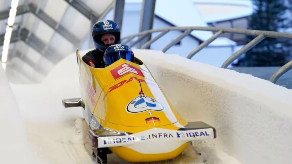 Francesco Friedrich und Alexander Schüller gewinnen den Bob-Weltcup im kanadischen Whistler. - © Roman Koksarov/AP/dpa